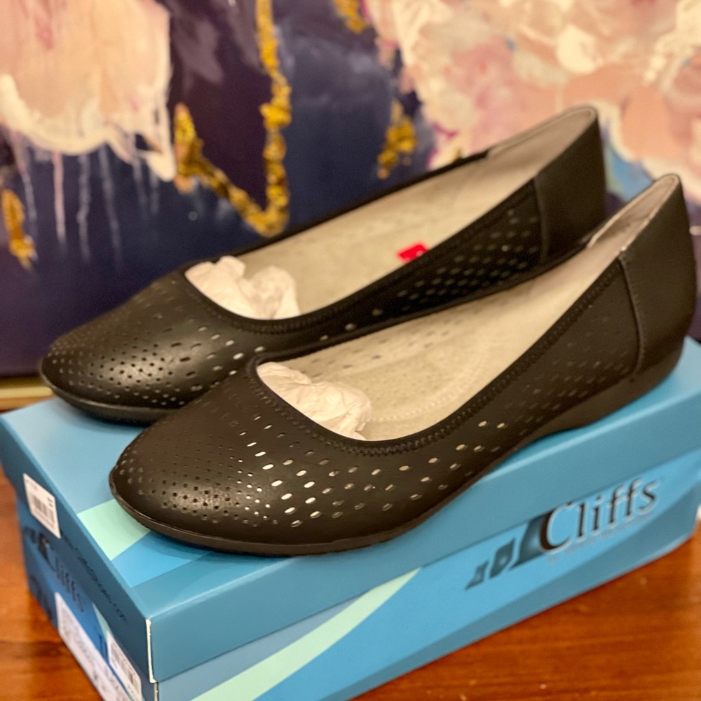 NIB Size 11 - Cliffs by White Mountain Womens Carrie Leather Almond Toe, Black